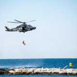 2) la dimostrazione di elisoccorso da parte del 15� stormo S.A.R. foto 3